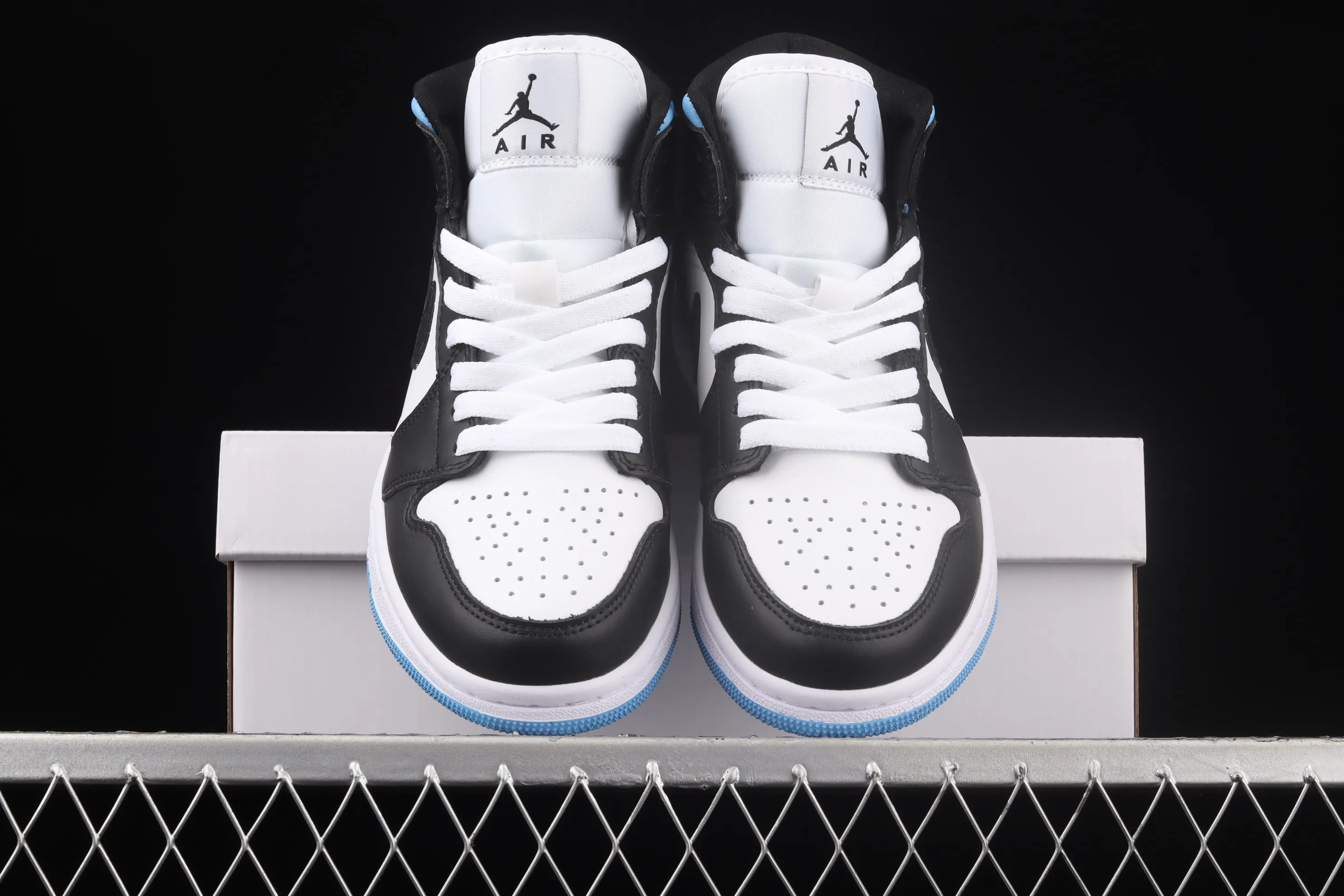 All categories Air Jordan Jordan series basketball shoes Air Jordan 1 Mid Different versions Air Jordan 1 Mid SE AJ1 Joe 1 black and white blue BQ6472-102